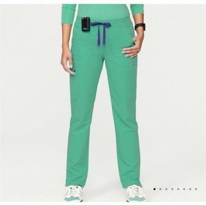 SALE 💚 Figs Yola skinny scrub pants size xs regular. New with tags.